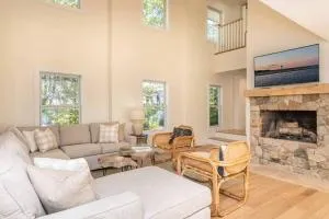 Luxurious 5BR Retreat only Steps from the Waterfront - Lobsterville