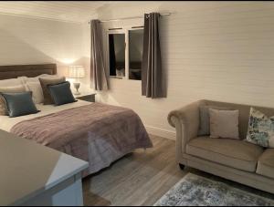 Orchard Retreat - Rural Cabin - Private Hot Tub!