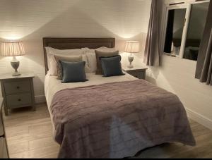 Orchard Retreat - Rural Cabin - Private Hot Tub!