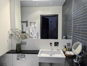 Bella Luna Luxury Suites - Spacious 1BR in Old Town