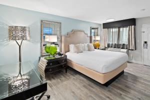King Room - Disability Access room in Art Hotel Laguna Beach