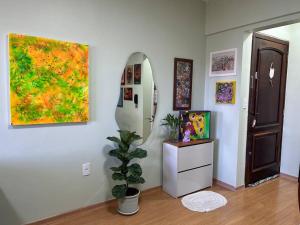 Apto no centro, arte e conforto