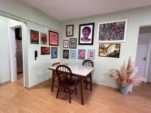 Apto no centro, arte e conforto