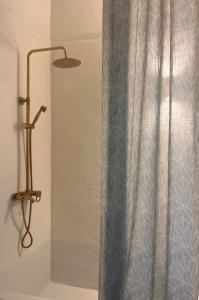 Casita rústica en el mar