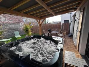 Pura Vida Spa - gîte avec spa extérieur couvert