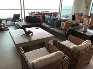 Peninsula Condo on 10th Floor