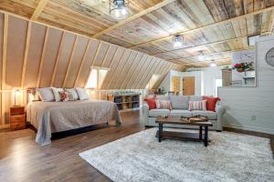 Lake Allatoona Area Studio w 2 Decks & Farm Views