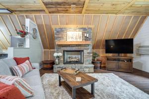 Lake Allatoona Area Studio w 2 Decks & Farm Views