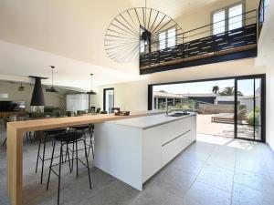 Maisons de vacances Maison spacieuse avec piscine et acces plage - FR-1-434-69 : photos des chambres