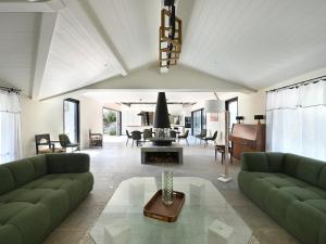 Maisons de vacances Maison spacieuse avec piscine et acces plage - FR-1-434-69 : photos des chambres