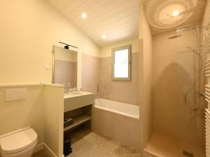 Maisons de vacances Maison spacieuse avec piscine et acces plage - FR-1-434-69 : photos des chambres