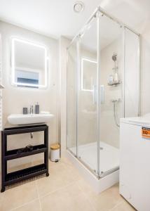 Sleek Apartment with Balcony and Parking