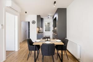 Sleek Apartment with Balcony and Parking