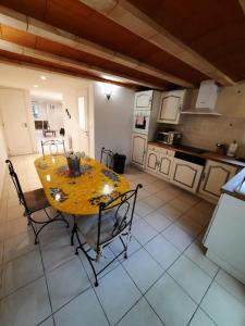 Maisons de vacances T2,PATIO avec jacuzzi,PISCINE 100m2 au pied du Luberon : photos des chambres