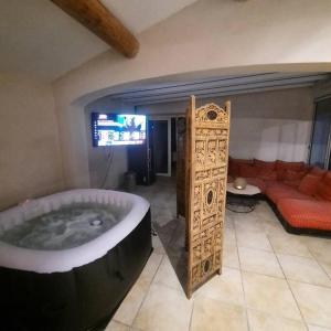 Maisons de vacances T2,PATIO avec jacuzzi,PISCINE 100m2 au pied du Luberon : photos des chambres