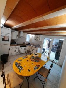 Maisons de vacances T2,PATIO avec jacuzzi,PISCINE 100m2 au pied du Luberon : photos des chambres