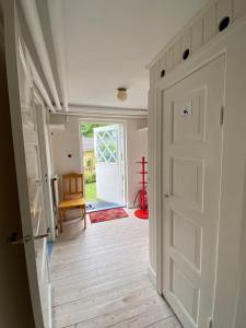 Solhyddan, tvårumslägenhet i villa nära havet