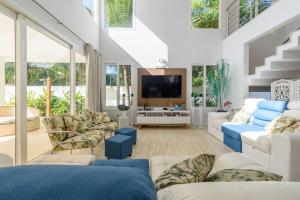 Casa de alto padrão, com 5 suítes, a 50m praia de Barequeçaba