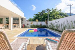 Casa de alto padrão, com 5 suítes, a 50m praia de Barequeçaba