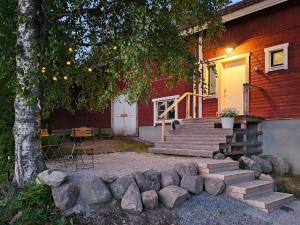 Pieni asunto maalla navettarakennuksessa.