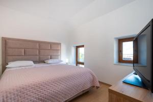 Holiday Home with jacuzzi - by TA Leut Agency 