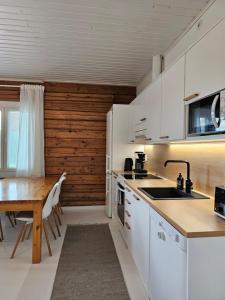 Rauhallinen asunto maalla, navetan päädyssä.