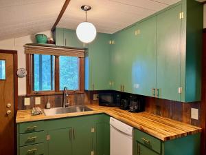 Rose Den - Romantic Mountain Cabin with Views!