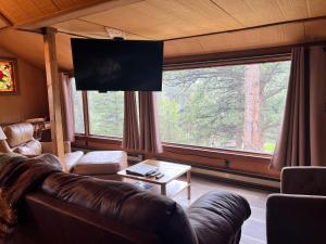 Rose Den - Romantic Mountain Cabin with Views!
