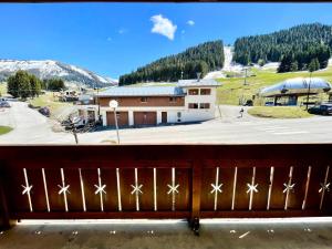 Appartement cosy au pied des pistes avec balcon, WiFi et parking, animaux bienvenus - FR-1-505-143