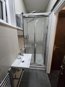 SnoozeDen Wellesley - Near to Slough Station