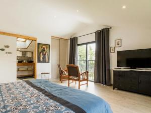 Maisons de vacances Charmante Grange Renovee avec Piscine et WiFi - FR-1-306-822 : photos des chambres