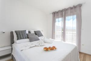 Apartments with swimming pool Kastel Luksic, Kastela - 22983