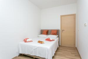 Apartments with swimming pool Kastel Luksic, Kastela - 22983