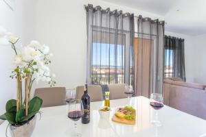 Apartments with swimming pool Kastel Luksic, Kastela - 22983