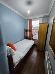 6 Bedrooms Legoland Windsor Heathrow sleep 10