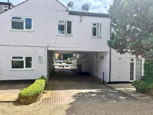 Quiet Ground Floor Flat in St Albans with Parking Pass the Keys