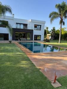 Villa S- Luxurious 8 masterbedrooms villa on 3000m2, close toamenities, Golf and heart of Souissi