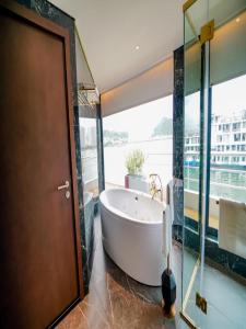 Du thuyến ngủ đêm 6 sao trên vịnh Hạ Long - Đẳng cấp sang trọng SEA