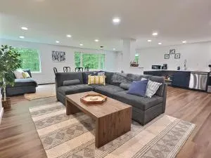 CubsCorner - Pool, Sauna, Gym, Close to Mountain! - Chittenden