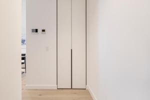 West Side Contemporary Pad in Shopping Precinct