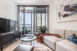 West Side Contemporary Pad in Shopping Precinct