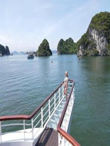 Du thuyền 5 Thăm vịnh Hạ Long ăn tối - Đẳng cấp - AMB