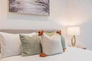 Vibrant & Lively Condo with Stunning City Views