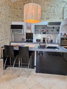 Demeure en pierre avec piscine privée