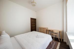 Hoża City Centre Apartment by BookingHost