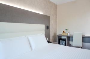 Habitación con cama extragrande y balcón