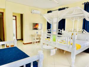 Elnas Nyali - Work & Unwind - Pool, Sea Views, AC & Fast Wi-Fi