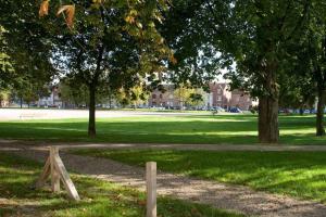 gîte rdc 42m2 400 m centre ville 200 m gare tgv parking gratuit 250 places face au logement