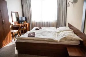 City Hotel B&B, reception 24 7, 800m od-from R1, free parking - 班斯卡-比斯特里察