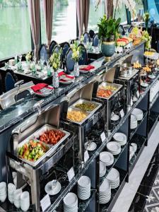 Du thuyến 4 sao tham quan vịnh Hạ Long trong ngày - Bể bơi - PAM